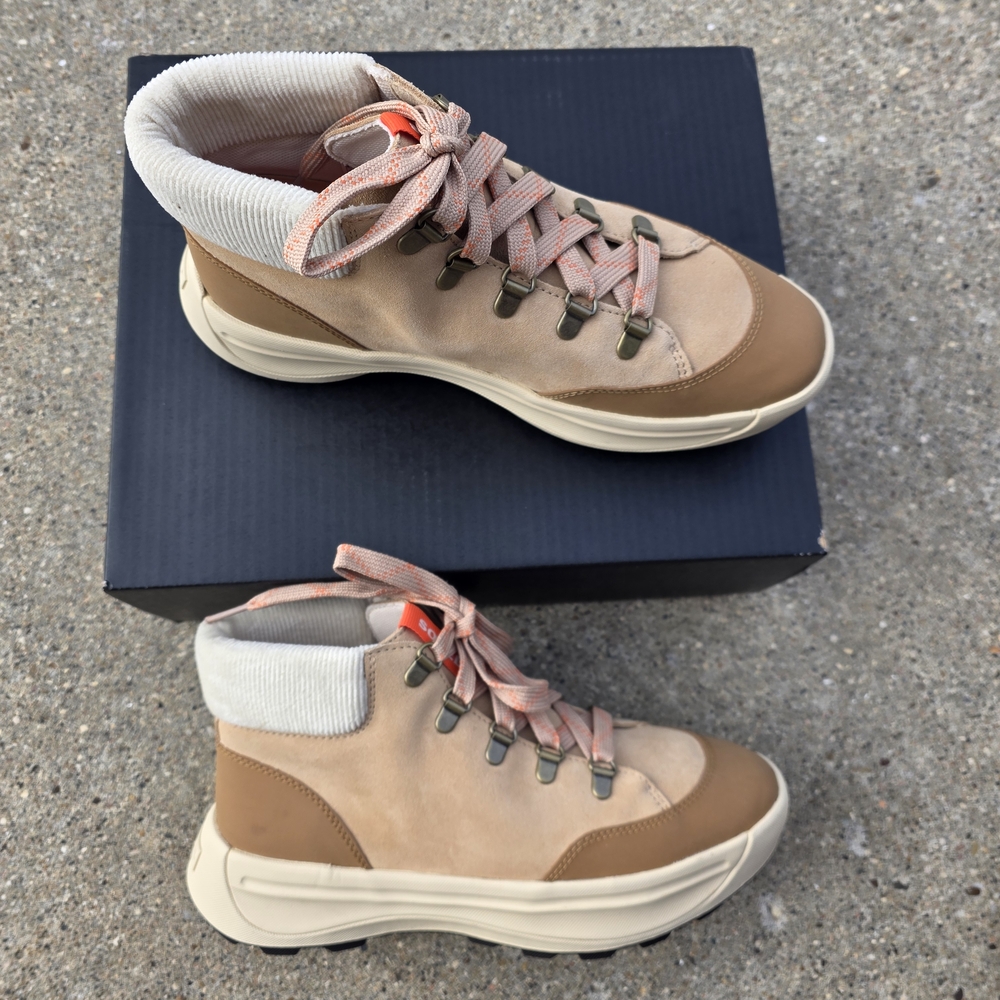Sorel Stylish Tan and Cream Women's Sneakers Style Boots Size 9